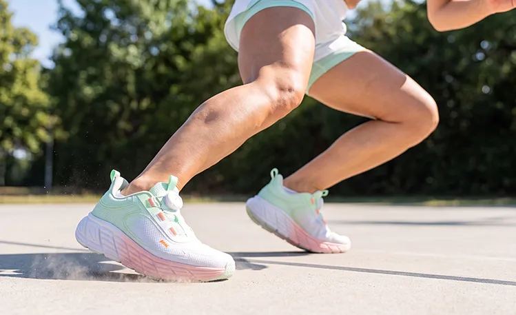 Mann zieht Fusion Schuhe in mediterraner Umgebung an