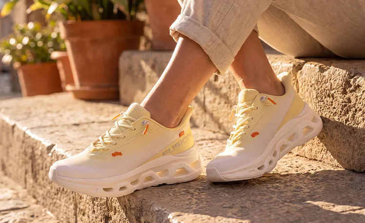 Mann zieht Fusion Schuhe in mediterraner Umgebung an