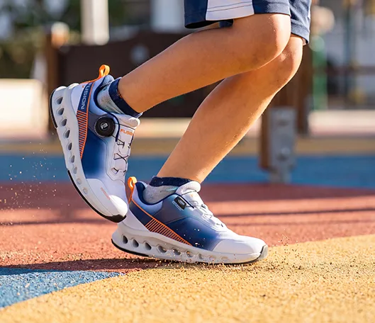 Türkiser Fusion Sportschuh in Bewegung auf hellem Steinboden